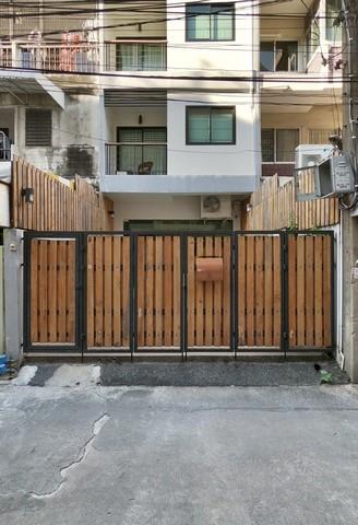 ให้เช่าอาคารพาณิชย์ 4 ชั้น ย่านนานา สุขุมวิทซอย 4 ใกล้ BTS นานา