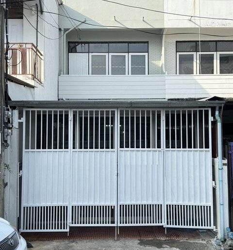 ให้เช่าทาวน์เฮ้าส์ 2 ชั้น ย่านโชคชัย4 ใกล้ตลาดโชคชัย4 (เป็นบ้านเป