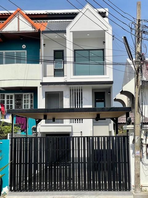 ขายทาวน์โฮม 3.5 ชั้น เล่นระดับ ซอยติวานนท์ 43 ตกแต่งใหม่