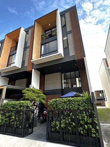 ทาวน์เฮ้าส์ 3ชั้น หมู่บ้านชิเซน พัฒนาการ 32 ใกล้สถานีรถไฟฟ้า BTS