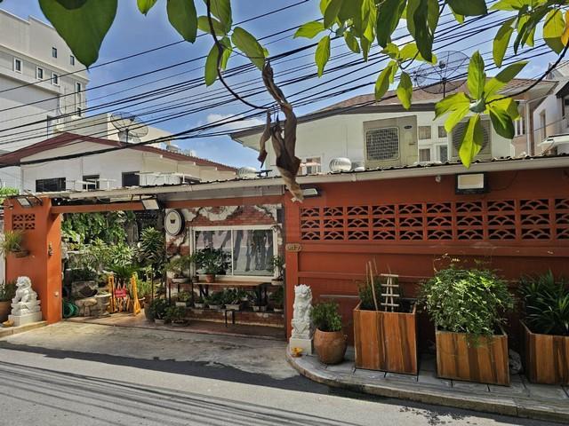 ขายที่ดินพร้อมบ้านเดี่ยว 2 ชั้น 65 ตรว. ซ.นราธิวาสราชนครินทร์ 10
