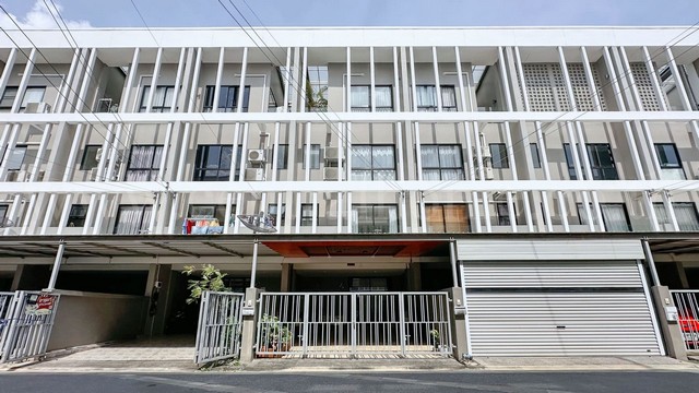 ทาวน์โฮม 3.5 ชั้น วาย เรซิเดนท์ ซ.สุขุมวิท 113 พร้อมอยู่