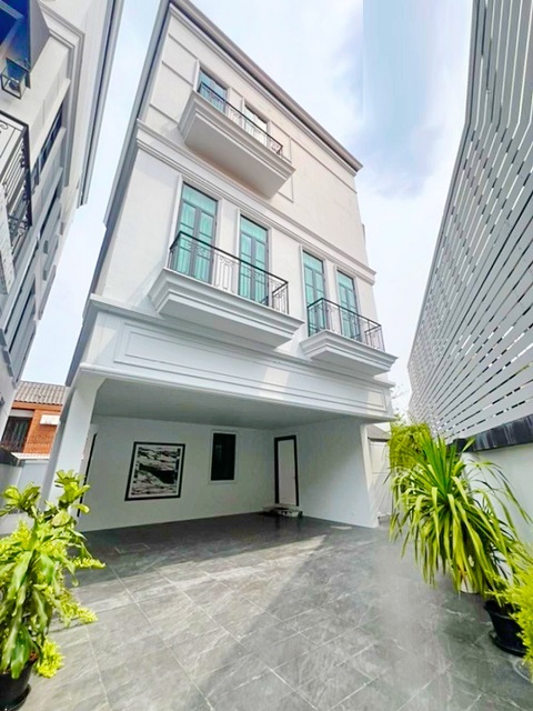 BTS พระโขนง 400 ม.ให้เช่าคฤหาสน์ Pool Villa 3 ชั้น 62 ตร.วา.
