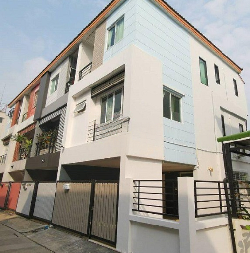 เดอะสตรีท 3กม. MRTสุทธิสาร1กม. ทาวน์โฮม 3ชั้นหลังมุม สนามหญ้า ถ.ร