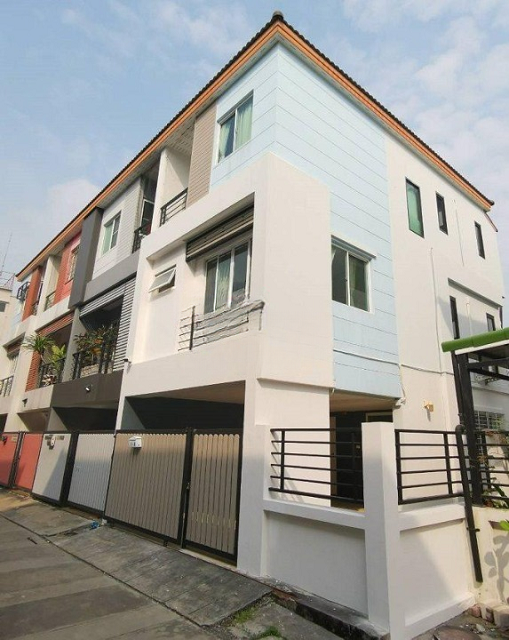 เดอะสตรีท 3กม. MRTสุทธิสาร1กม. ทาวน์โฮม 3ชั้นหลังมุม สนามหญ้า ถ.ร