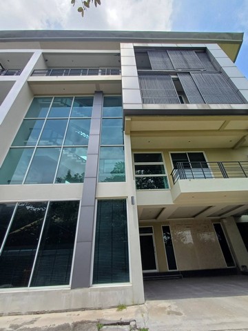 ขายโฮมออฟฟิต4ชั้นห้องมุม 600 ตร.ม.ย่านรามอินทราใกล้แฟชั่นไอแลนส์