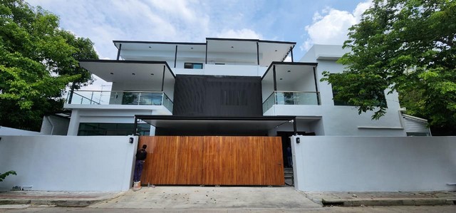 ให้เช่า Home office หรู 3 ชั้น 730 ตรม. ใจกลางสุขุมวิท ปรีดีพนมยง