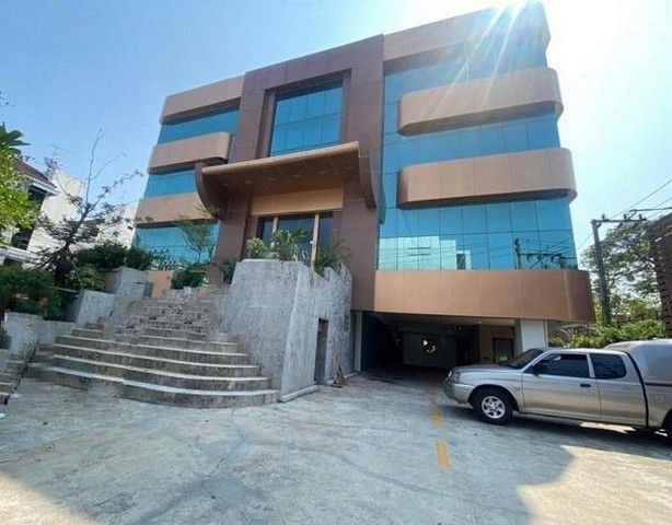 ให้เช่าอาคารพาณิชย์ 5 ชั้น ทาวน์อินทาวน์ ลาดพร้าว 1,500 ตรม.