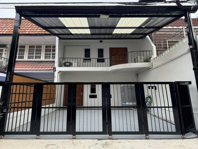 ขายทาวน์เฮ้าส์ 2 ชั้น 19 ตรว. ซอยสุขุมวิท 16 แยกอโศก เดินทางสะดวก