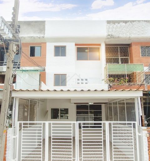 ขายทาวน์เฮ้าส์ 3 ชั้น 24 ตรว. 5 ห้องนอน อินทามระ 35 รีโนเวททั้งหล