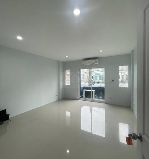 ให้เช่าทาวน์โฮม 3 ชั้น 22 ตรว. 4 ห้องนอน ซอยนวลจันทร์ 31