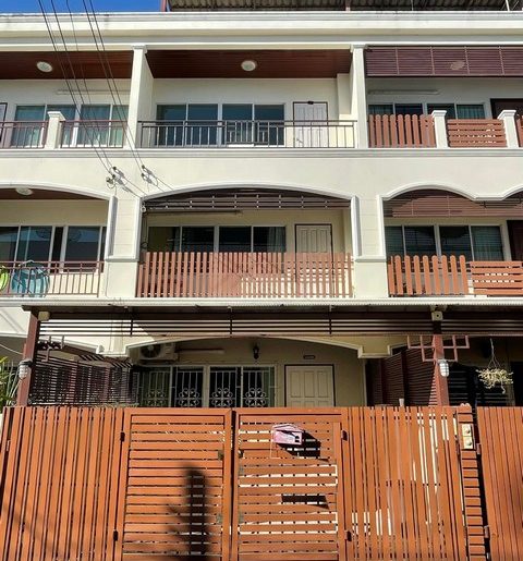 ขายทาวน์โฮม 3 ชั้น + ดาดฟ้า 25 ตรว. 200 ตรม. 4 ห้องนอน ซอยพัฒนากา