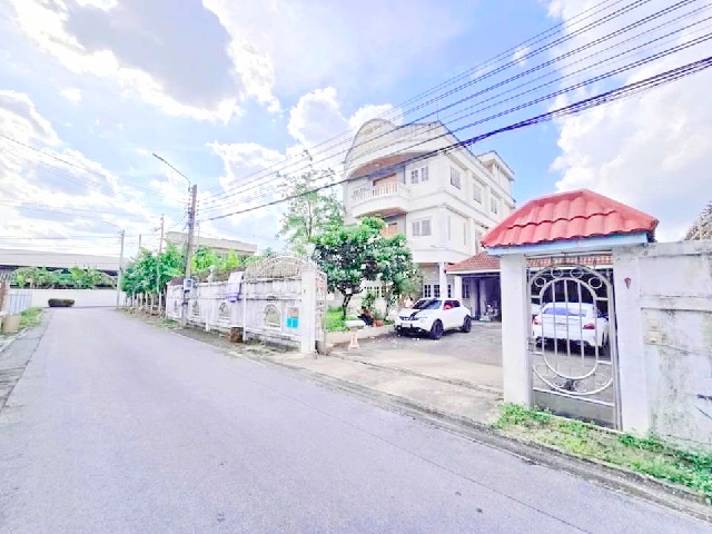 นามหญ้า 178 ตร.วา.แฟชั่น 1.6กม. ให้เช่าบ้านหลังใหญ่ 3.5ชั้น 4นอน